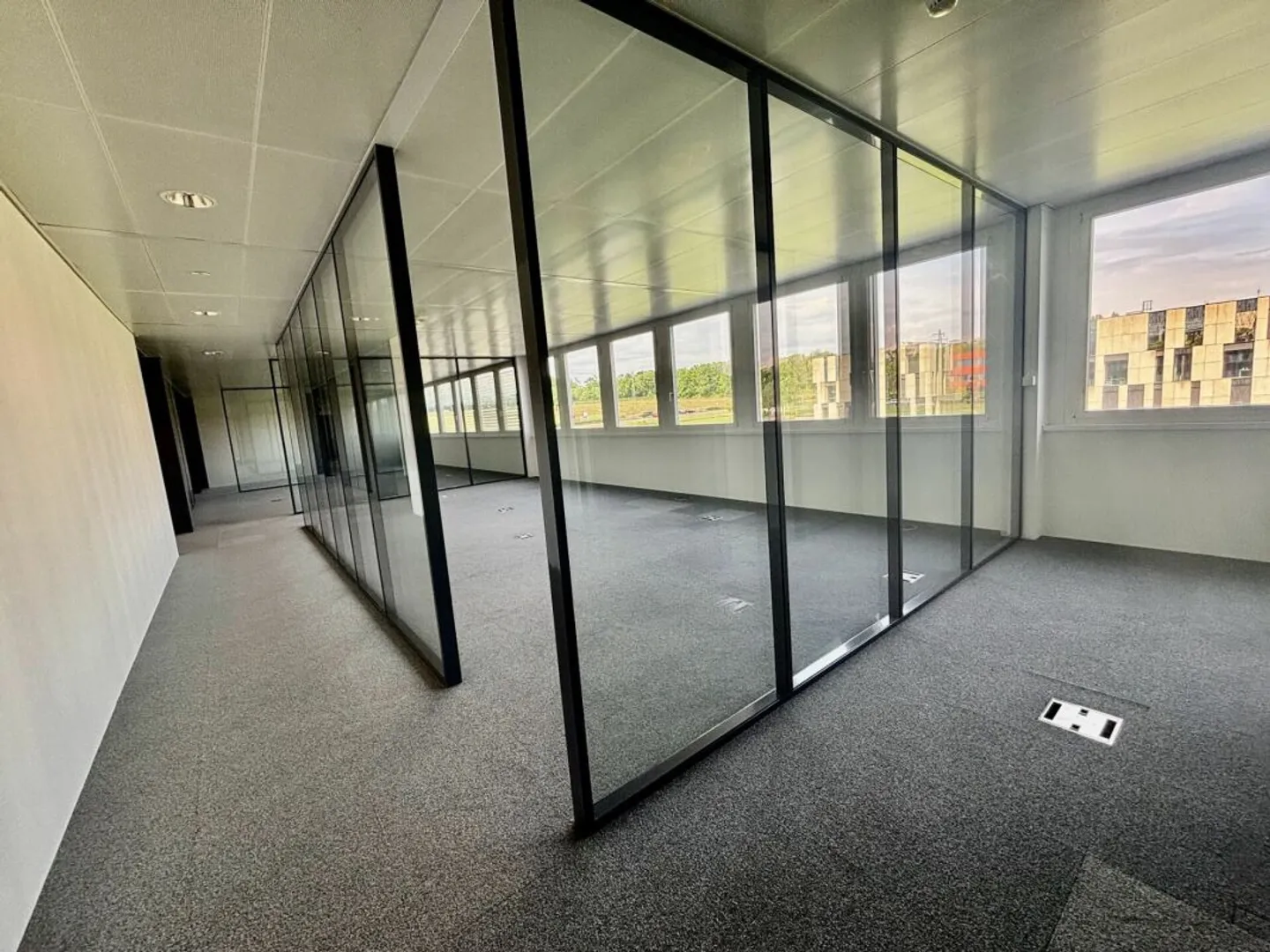 Superb office space of 350 to 1500 m2 in a very beautiful and accessible environment: CFF & Highway - Photo 2 of 10