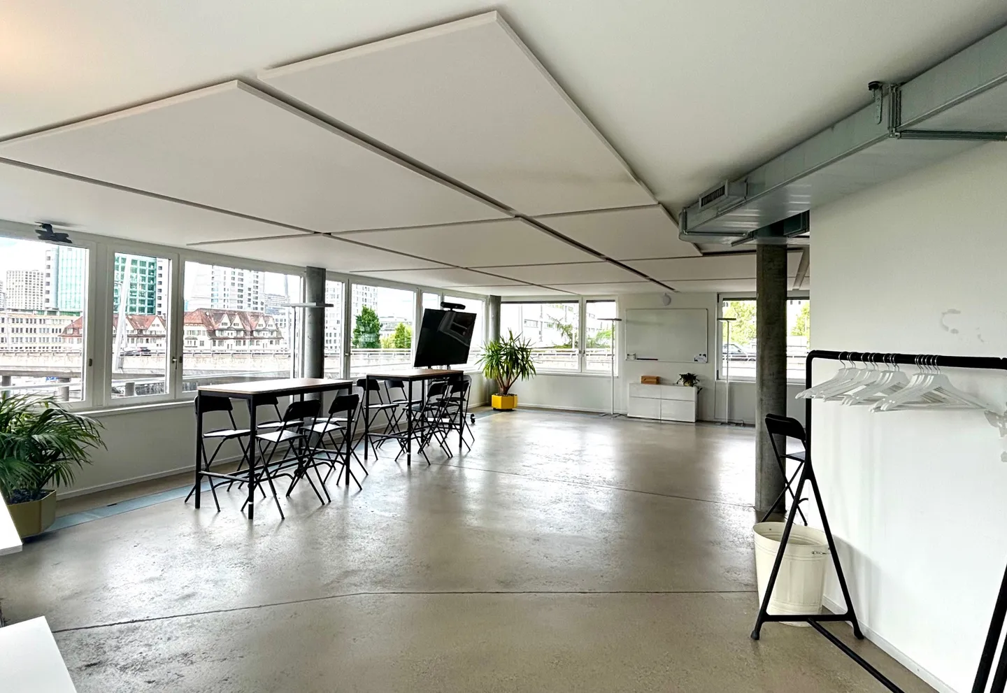 Bright Office Space in Zurich - Photo 2 of 6