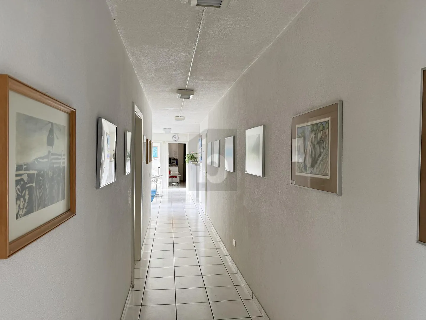 GERÄUMIGES MEDIZINISCHES BÜRO! - Foto 2 von 6