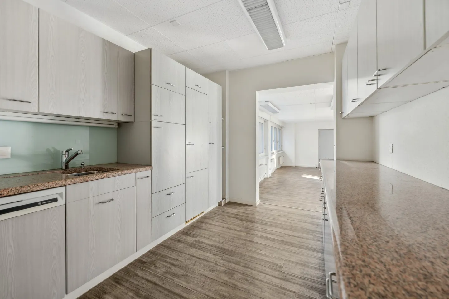 Ready-to-move-in office space in the heart of Binningen - Photo 10 of 13