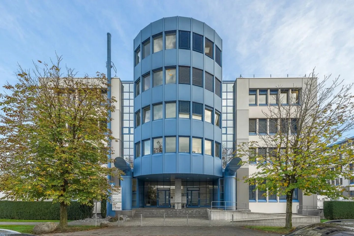 Geräumige Lagerfläche mit Warenlift - Foto 1 von 3