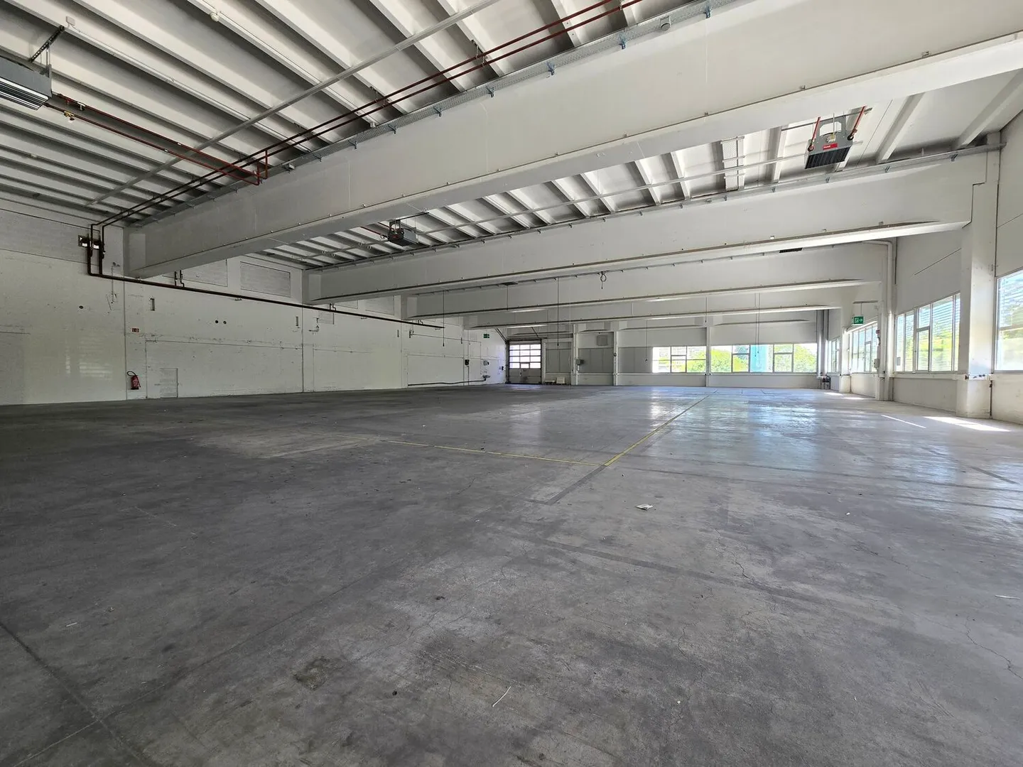 Industrial/Logistics Hall of 1066m² for Rent - Ground Floor - Direct Access - Boudry - Photo 2 of 5