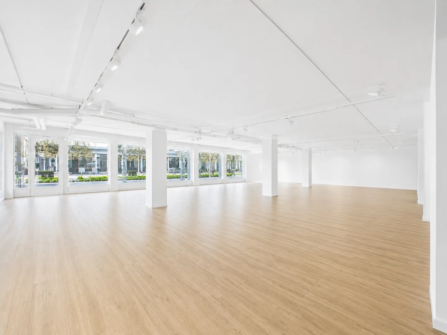 Espace commercial visible avec un potentiel d'utilisation polyvalent dans un emplacement central - Photo 2 sur 4