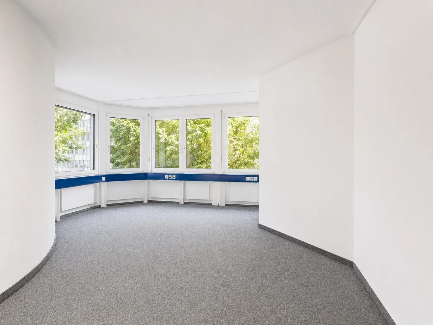 Espaces de bureau flexibles avec potentiel de développement dans un emplacement central - Photo 1 sur 8