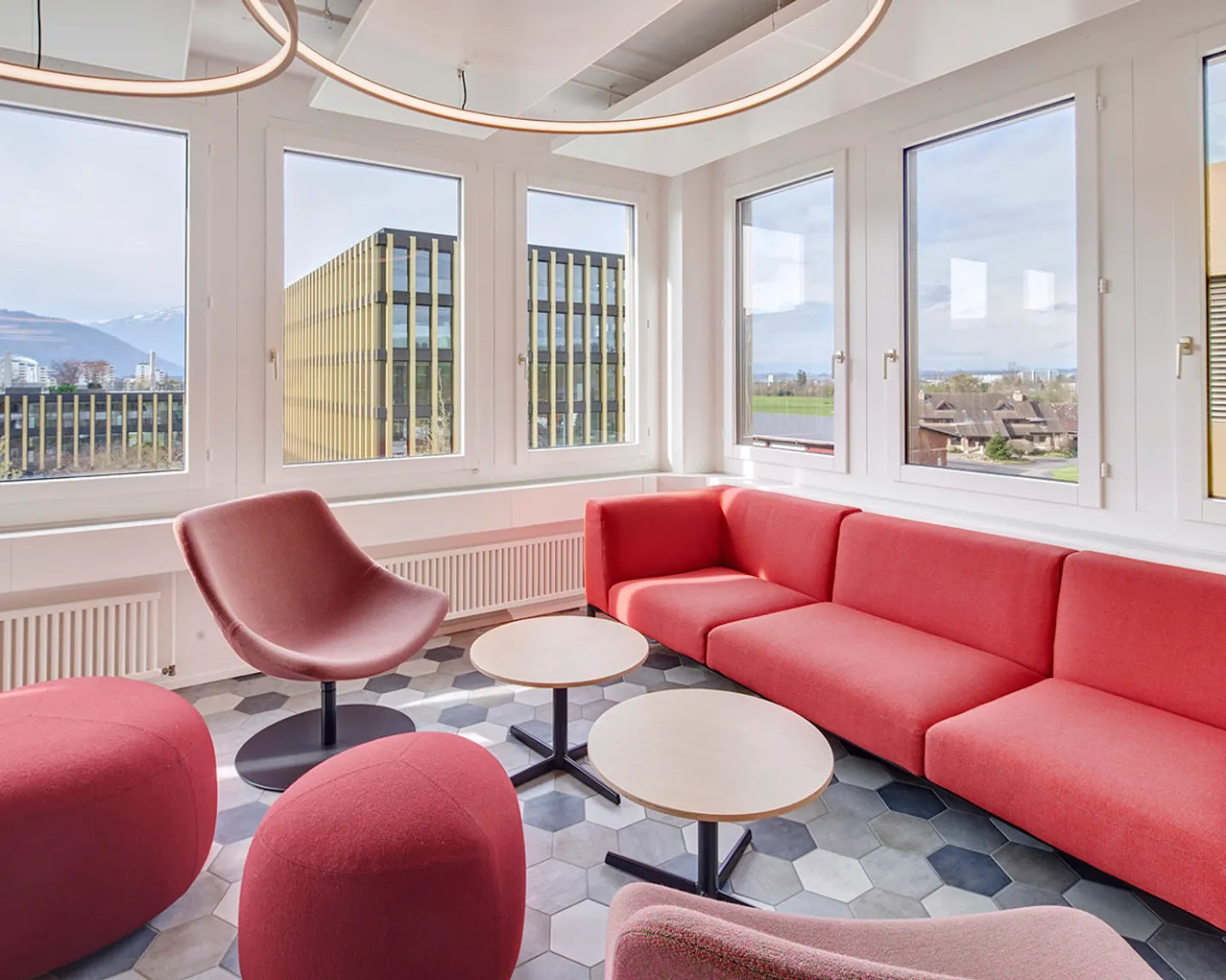 Perfect for small teams: 3-person office in prime location - Photo 9 of 11