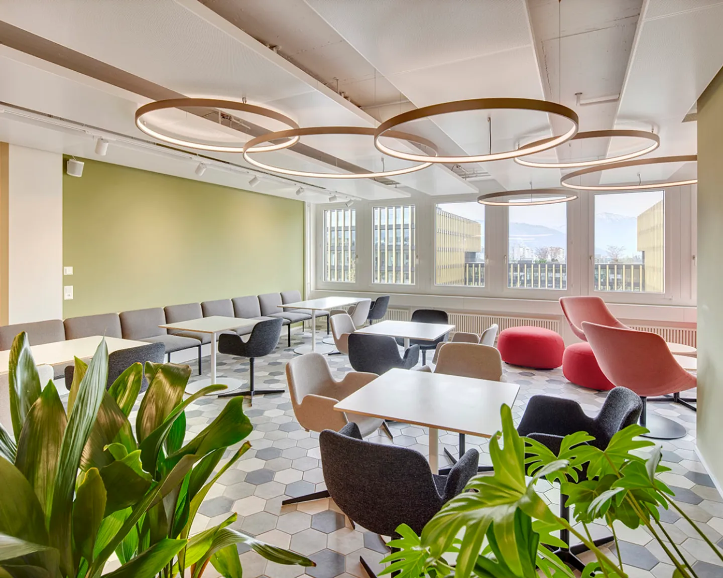 Perfect for small teams: 3-person office in prime location - Photo 4 of 11