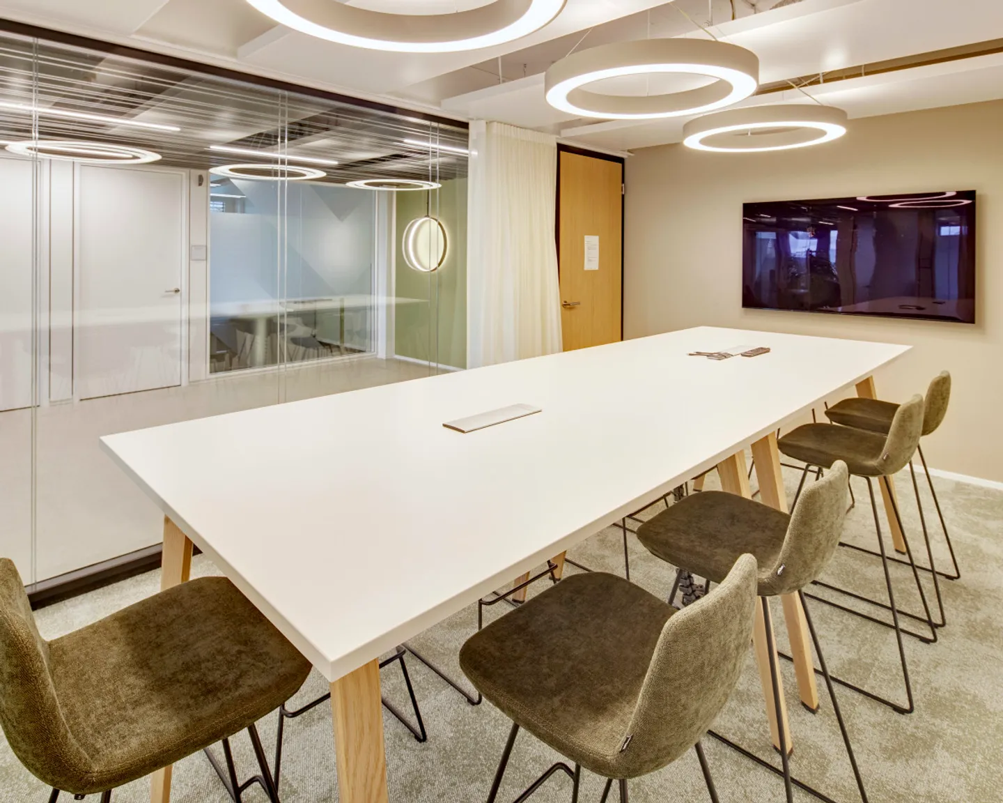 Perfect for small teams: 3-person office in prime location - Photo 6 of 11