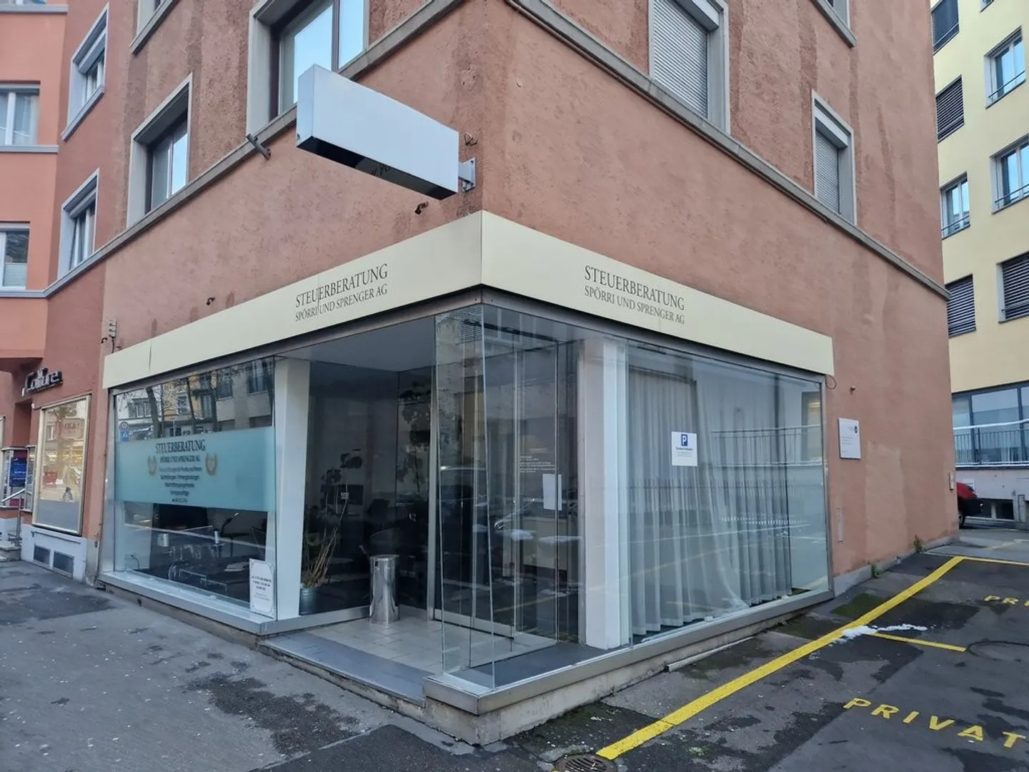 Espace commercial lumineux / surface de vente à Zurich Oerlikon - Photo 2 sur 5