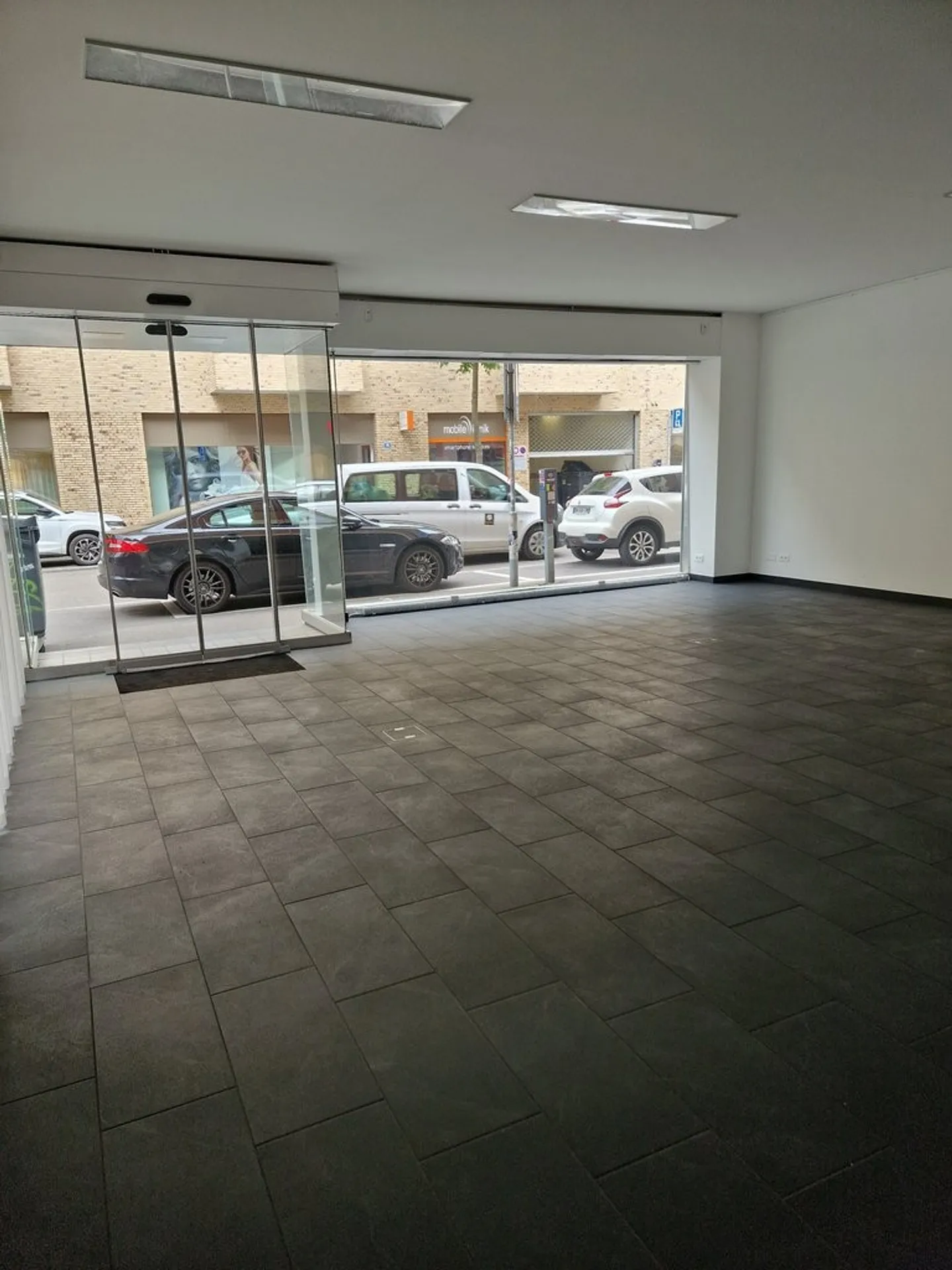 Espace commercial lumineux / surface de vente à Zurich Oerlikon - Photo 4 sur 5