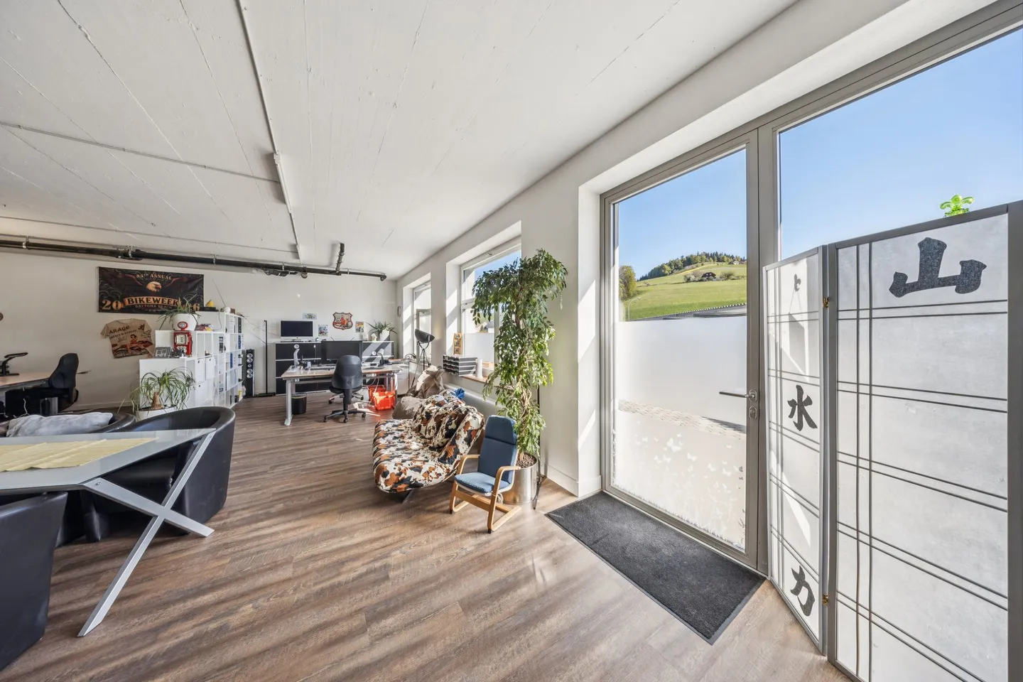 Attractive commercial space with plenty of room and parking options - Photo 4 of 7