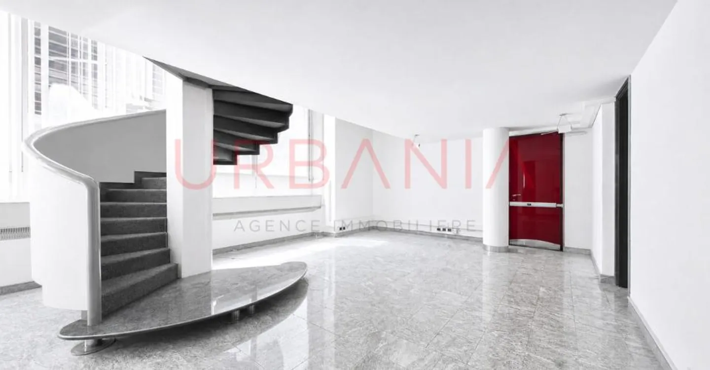 In esclusiva - SPAZIO COMMERCIALE - UFFICI - IPER-CENTRO DELLE EAUX-VIVES - Foto 4 di 9
