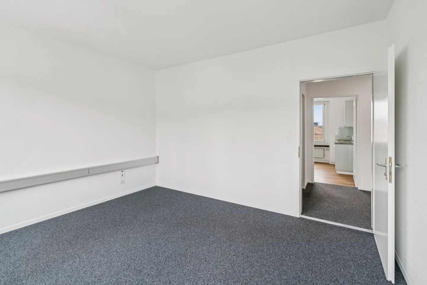 Office space directly at Oerlikon train station - Photo 5 of 6