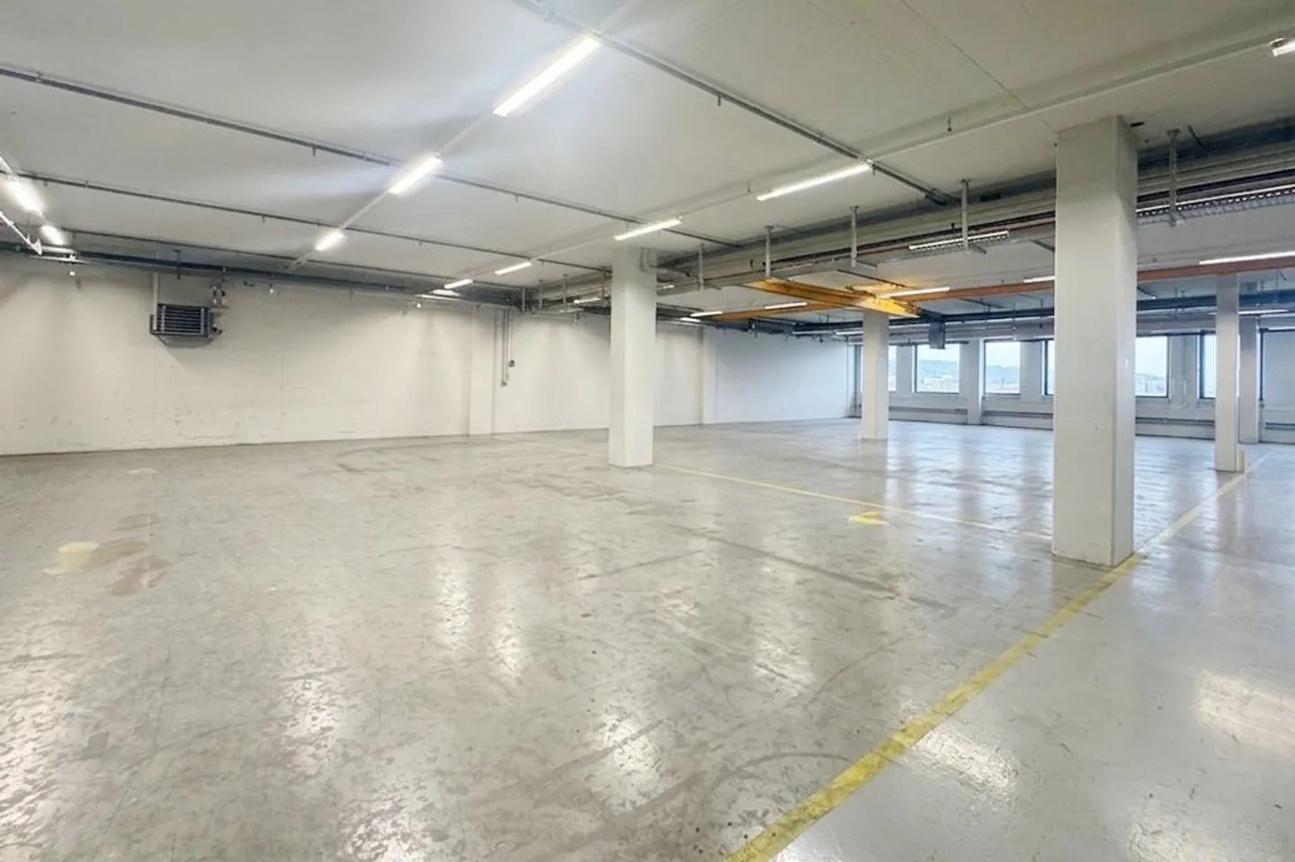 85m² - Espace Commercial/Entrepôt avec Livraison Directe & Accessibilité Idéale - Photo 1 sur 6