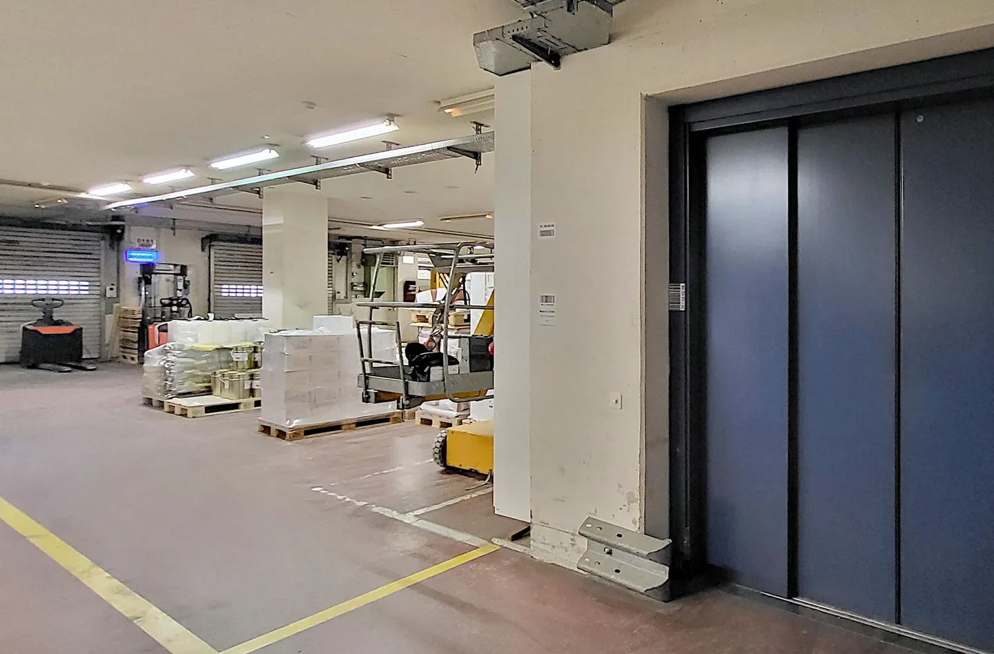 Zones d'Entrepôt/Logistique au Rez-de-Chaussée - Photo 5 sur 6