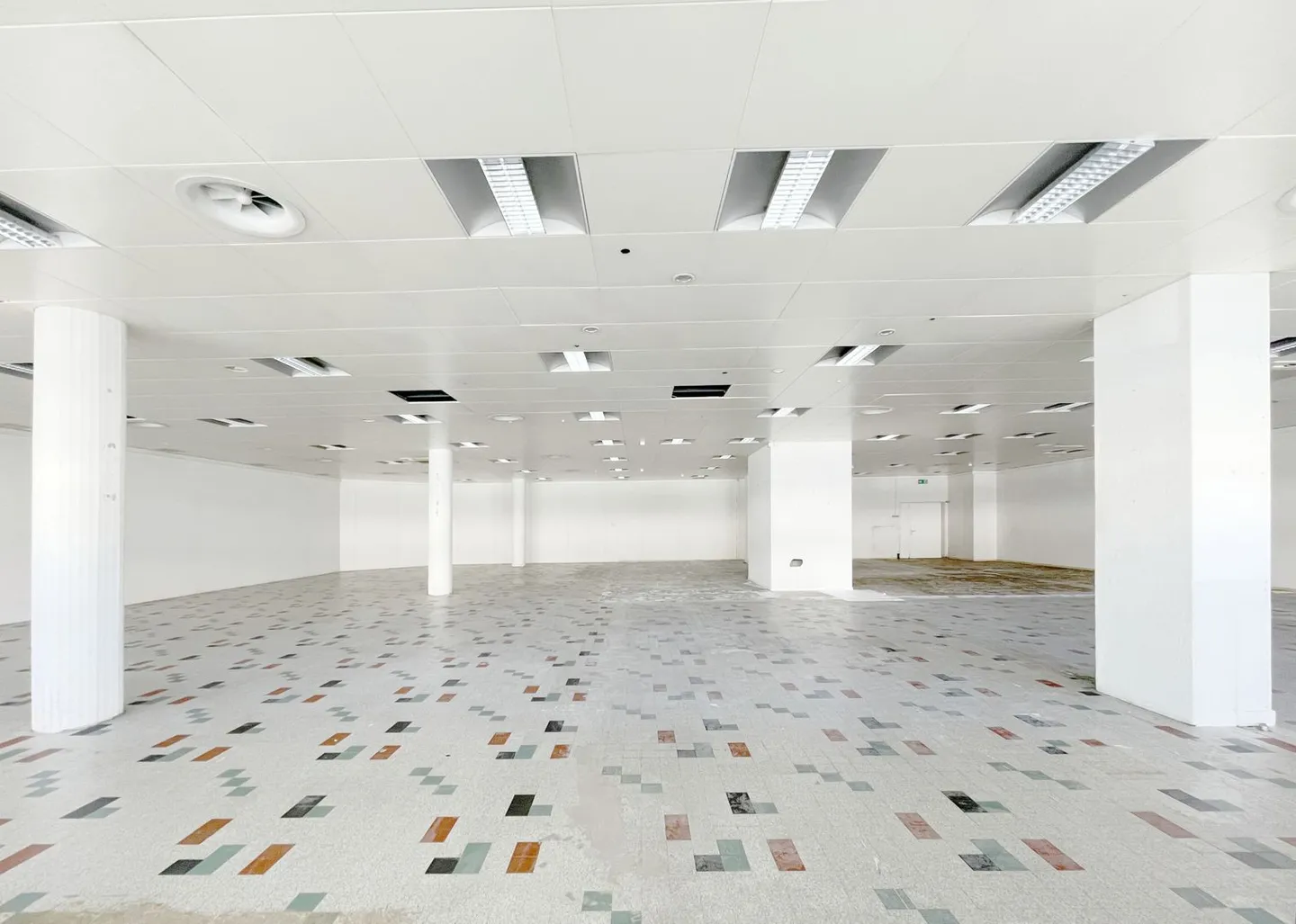Espace de vente dans un emplacement privilégié avec un fort trafic - Photo 2 sur 8