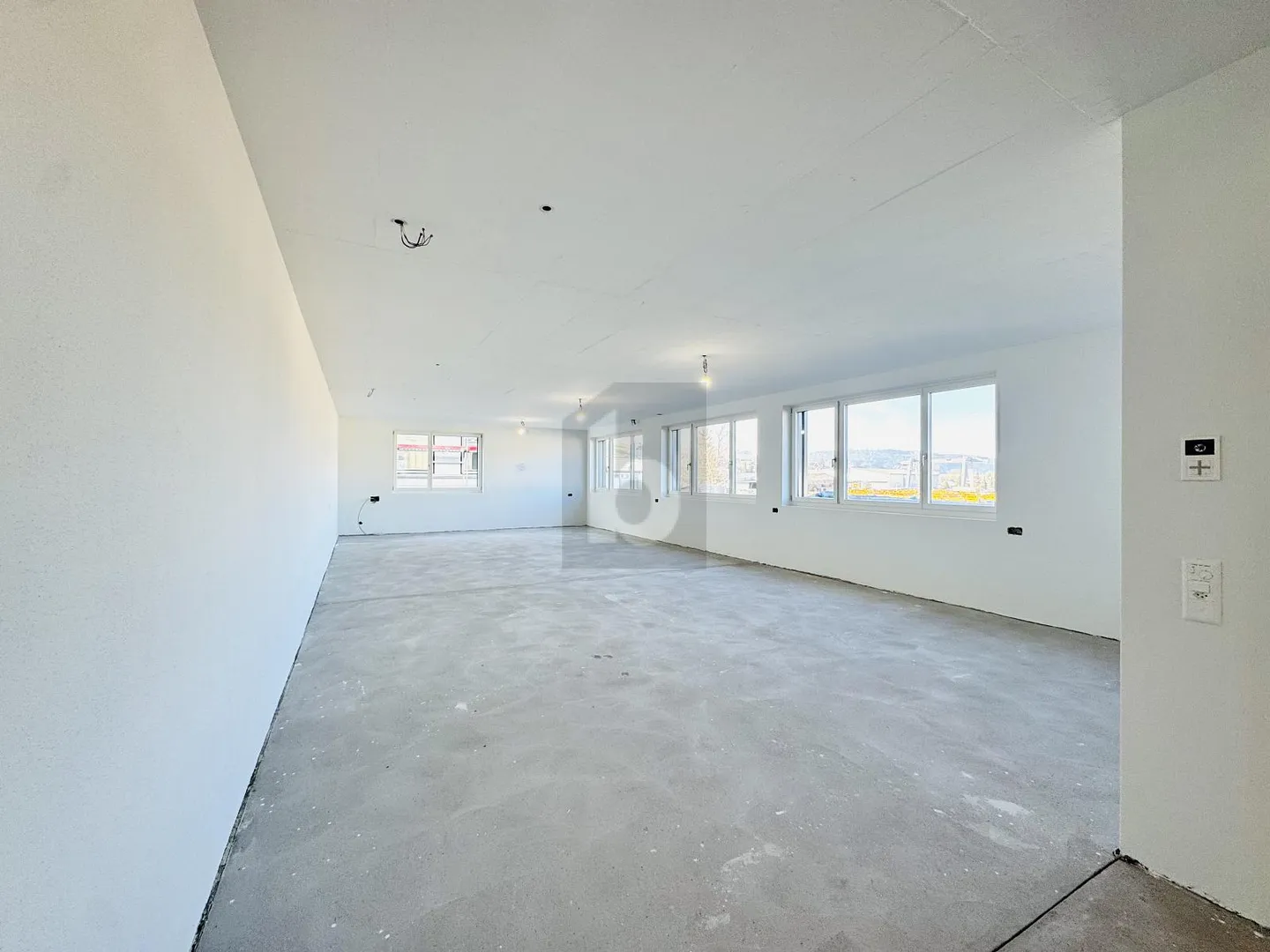 MODERN AND LIGHT-FLOODED - Photo 3 of 5