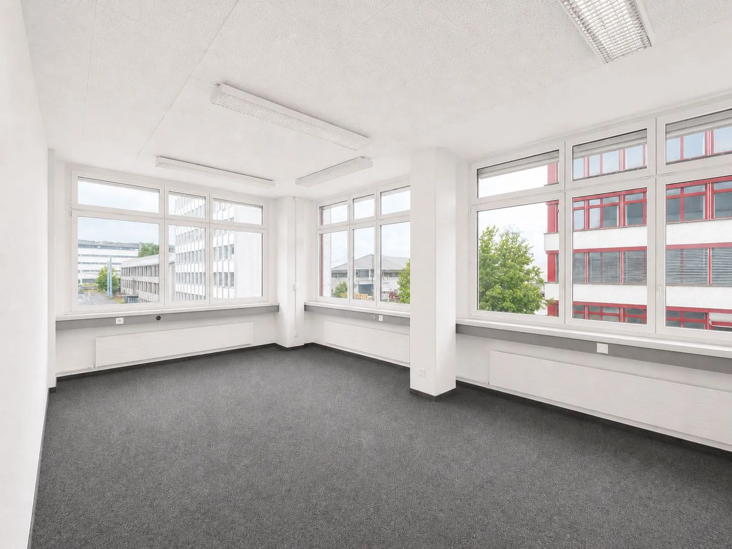 125 m² di spazio ufficio con 4 uffici a Regensdorf! - Foto 1 di 8