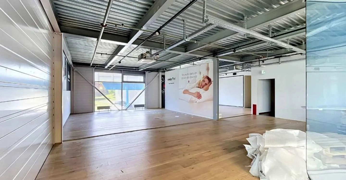 Espace Commercial Spacieux - Photo 2 sur 13