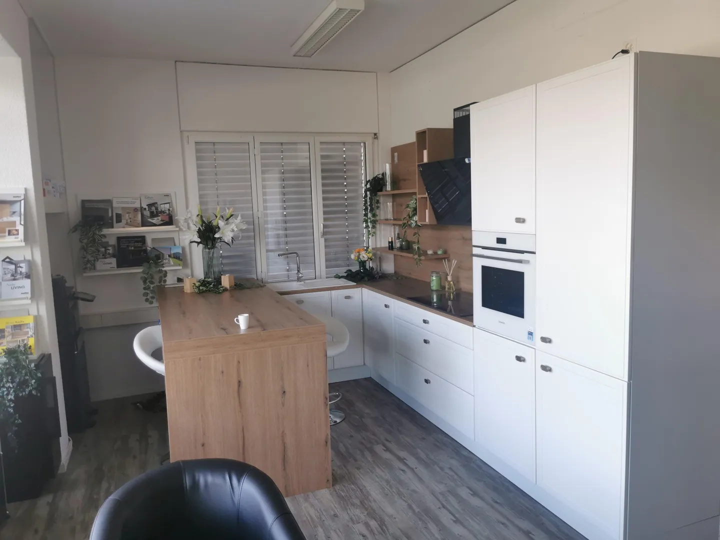 Commercial Space with Kitchen Showroom - Photo 5 of 7
