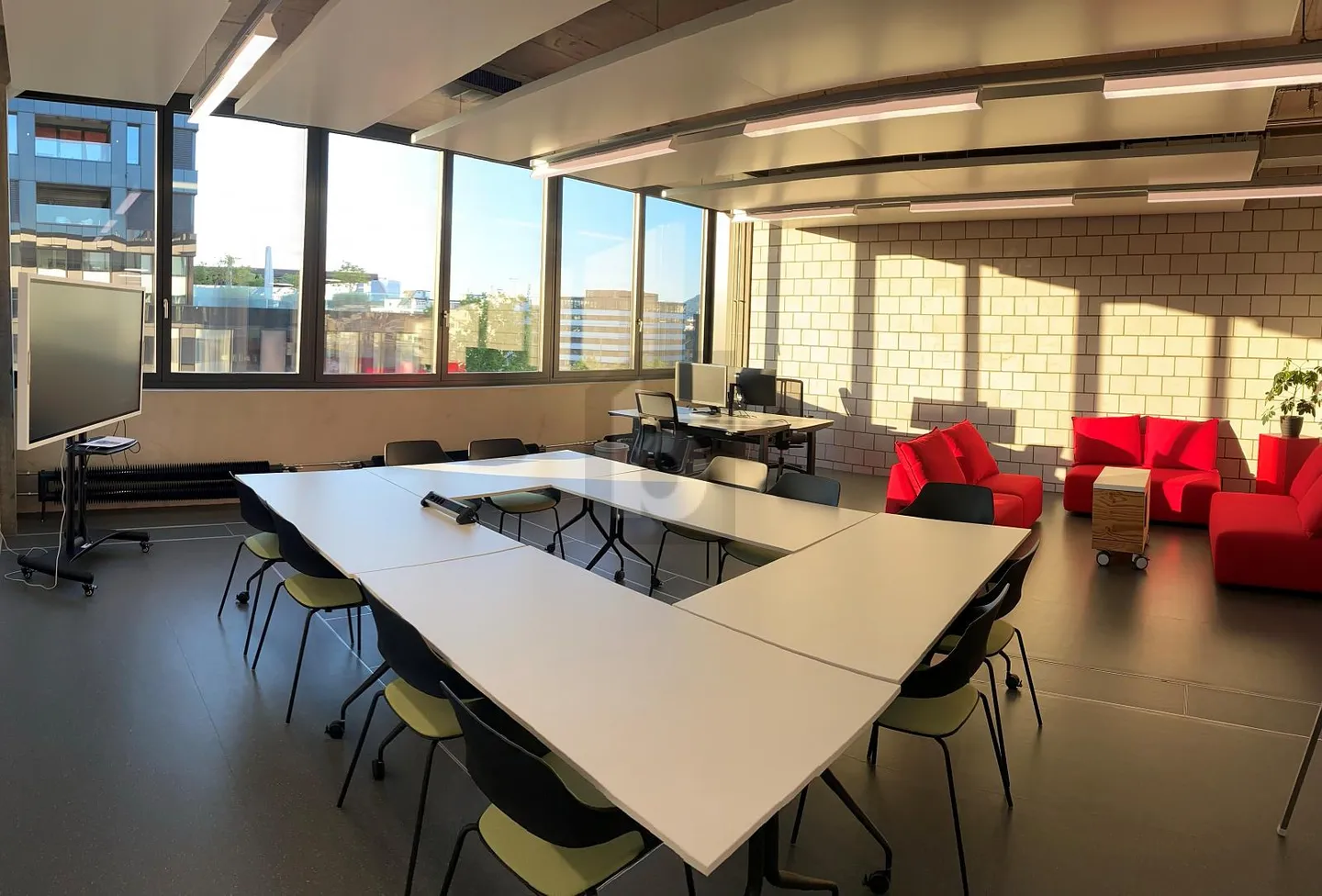 TECH OFFICE IN THE TREND DISTRICT - Photo 3 of 6