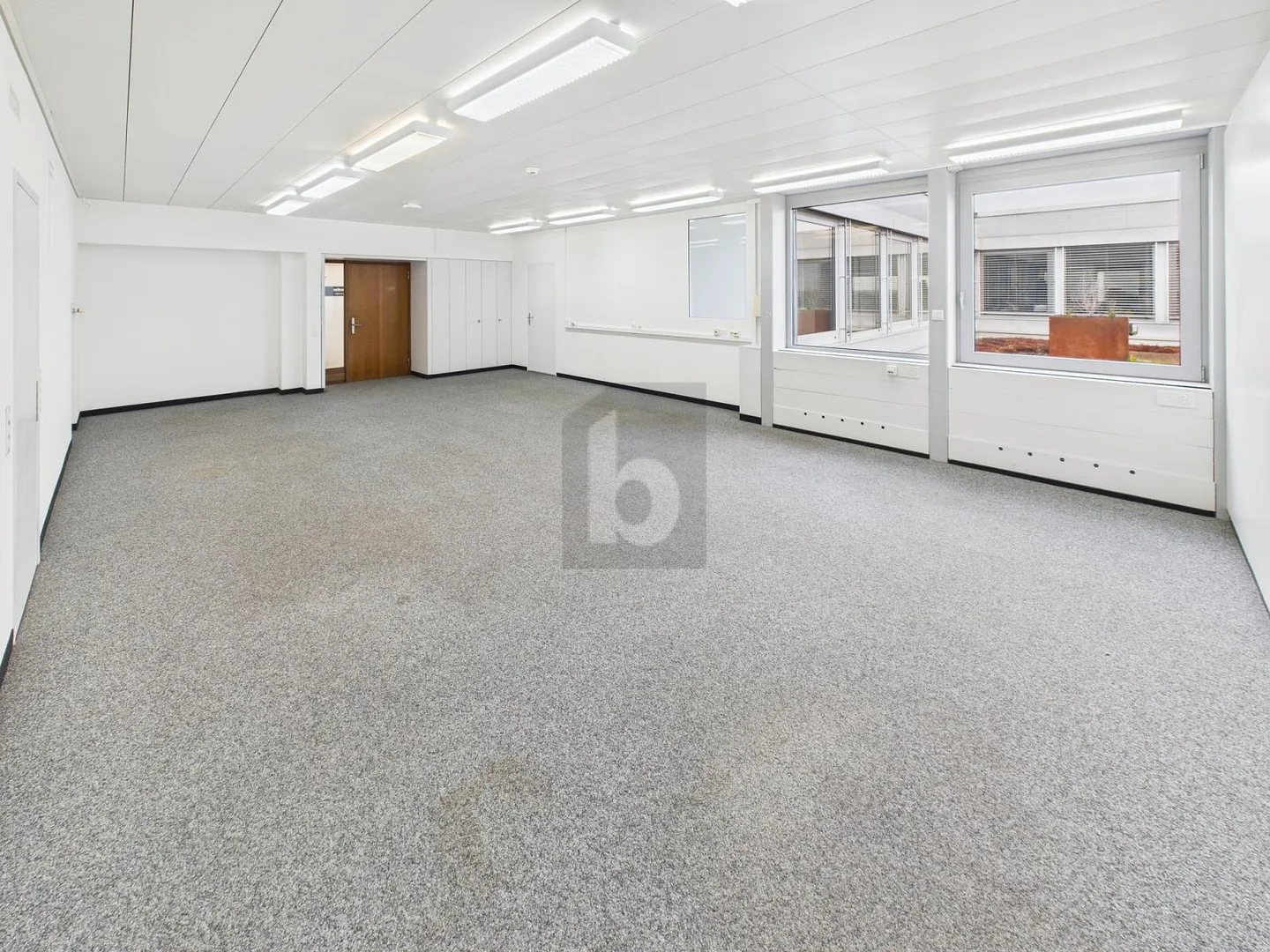 SPACIEUX ET PRATIQUEMENT SITUÉ (BUREAU 4.27) - Photo 3 sur 5