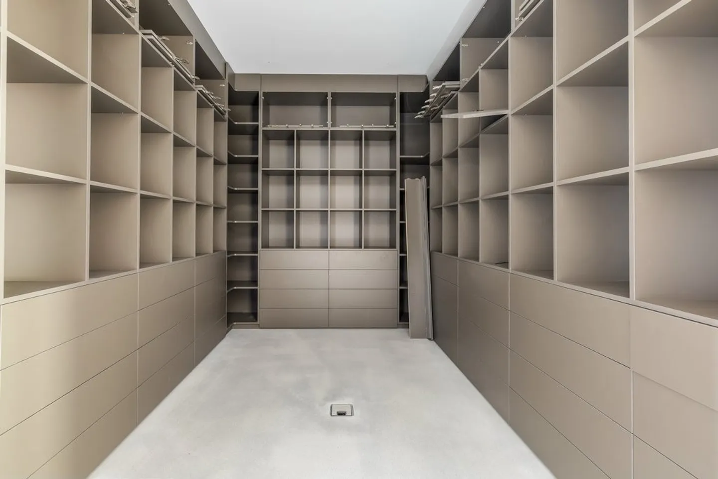 Representative Luxury Space in Claraturm - Photo 5 of 12