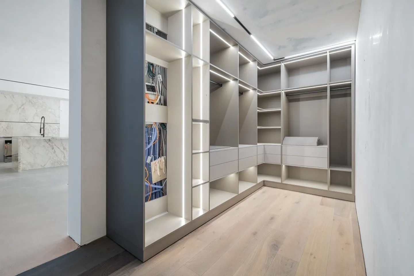 Representative Luxury Space in Claraturm - Photo 9 of 12