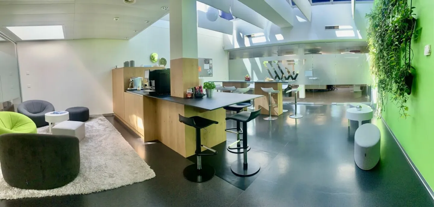 High-end office building in very good condition for rent in Crissier near the highway - Photo 8 of 9