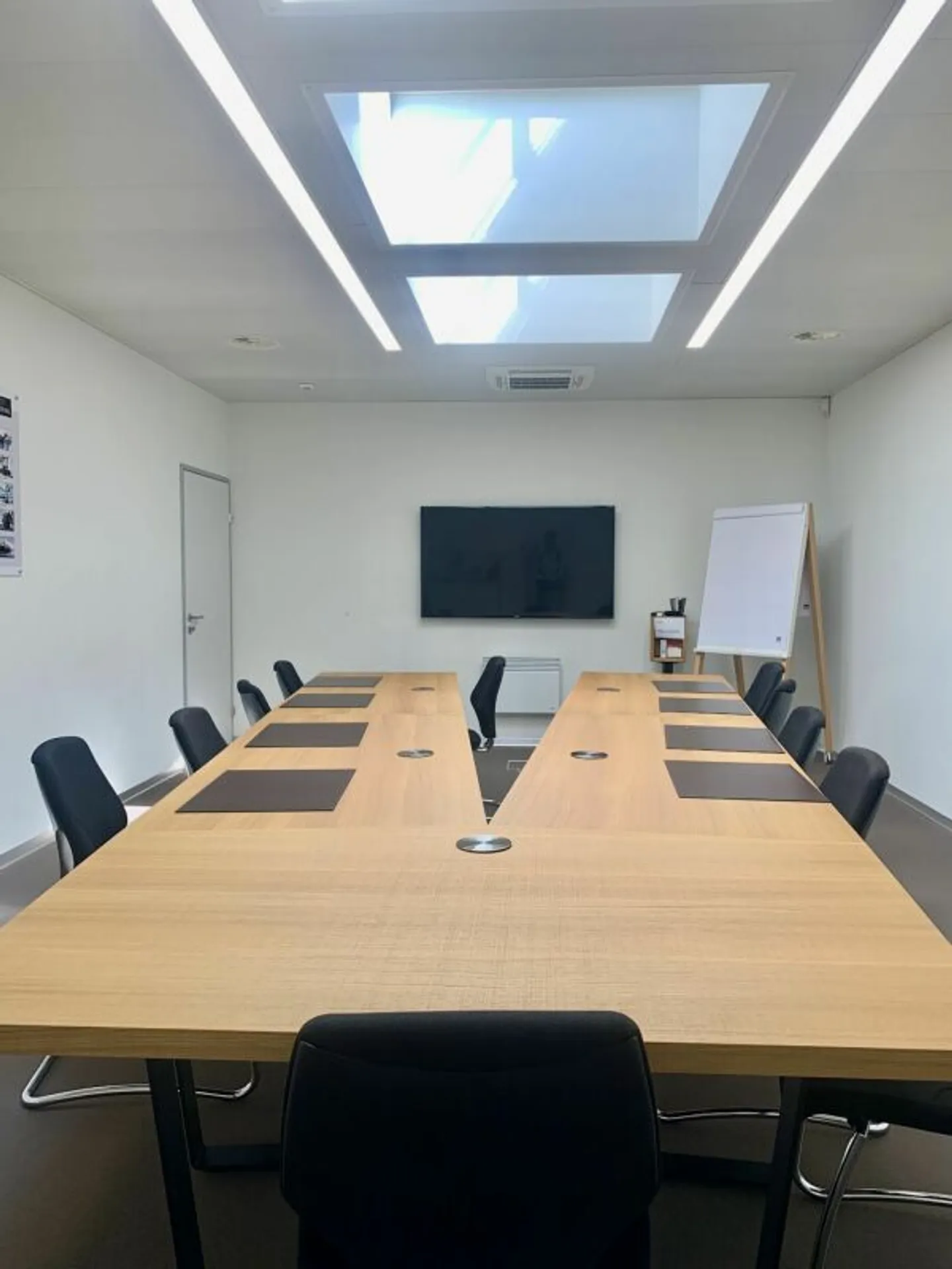 High-end office building in very good condition for rent in Crissier near the highway - Photo 7 of 9