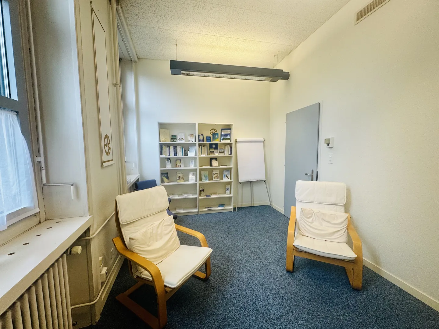 Spacious office in a representative location - Photo 3 of 6