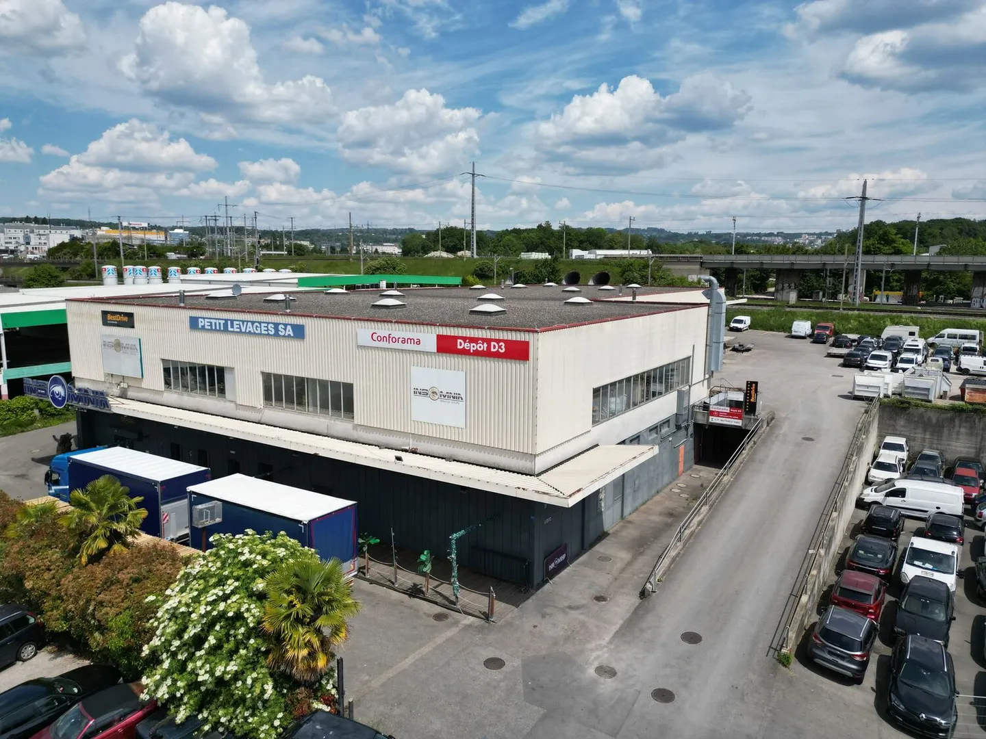 Propriété commerciale - Grand potentiel - Bon emplacement avec visibilité - Photo 1 sur 4