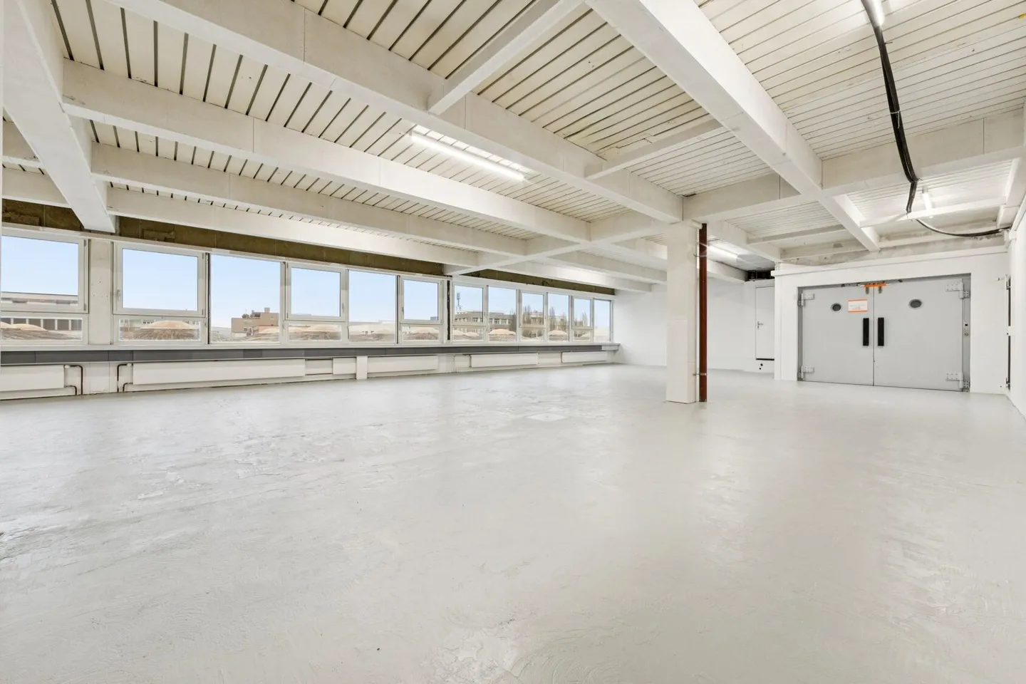 Espace commercial ou atelier avec bureau et zone de production - Photo 2 sur 11