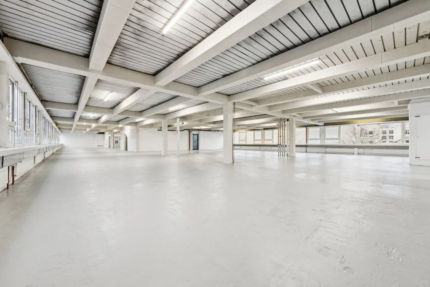 Espace commercial ou atelier avec bureau et zone de production - Photo 3 sur 11