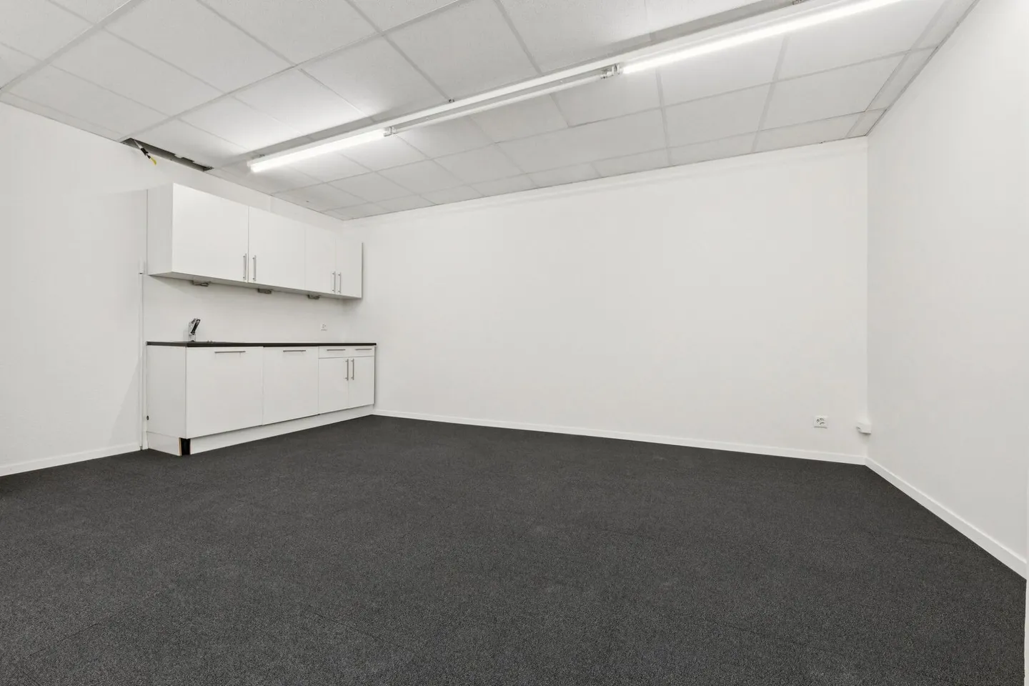 Espace commercial ou atelier avec bureau et zone de production - Photo 9 sur 11