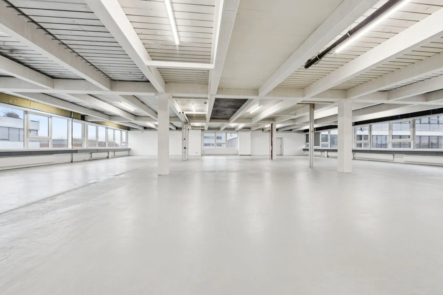 Espace commercial ou atelier avec bureau et zone de production - Photo 7 sur 11