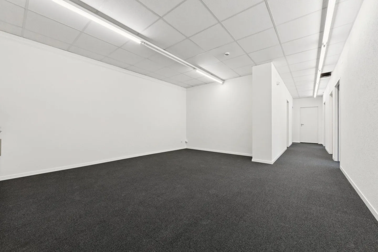 Espace commercial ou atelier avec bureau et zone de production - Photo 5 sur 11