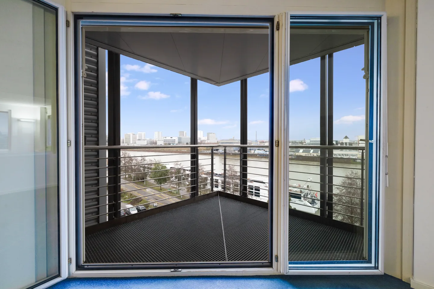 Bureaux prêts à emménager avec vue de rêve - travailler directement sur le Rhin - Photo 1 sur 6