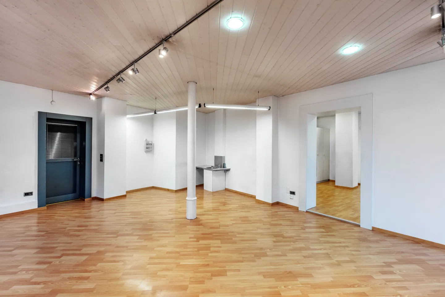 Espace de vente attrayant à louer dans un emplacement urbain - Photo 2 sur 3