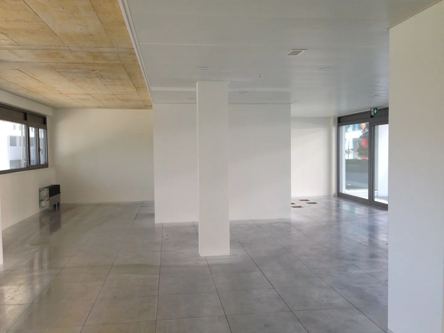 Your future arcade ideally located in Nyon - Photo 2 of 2