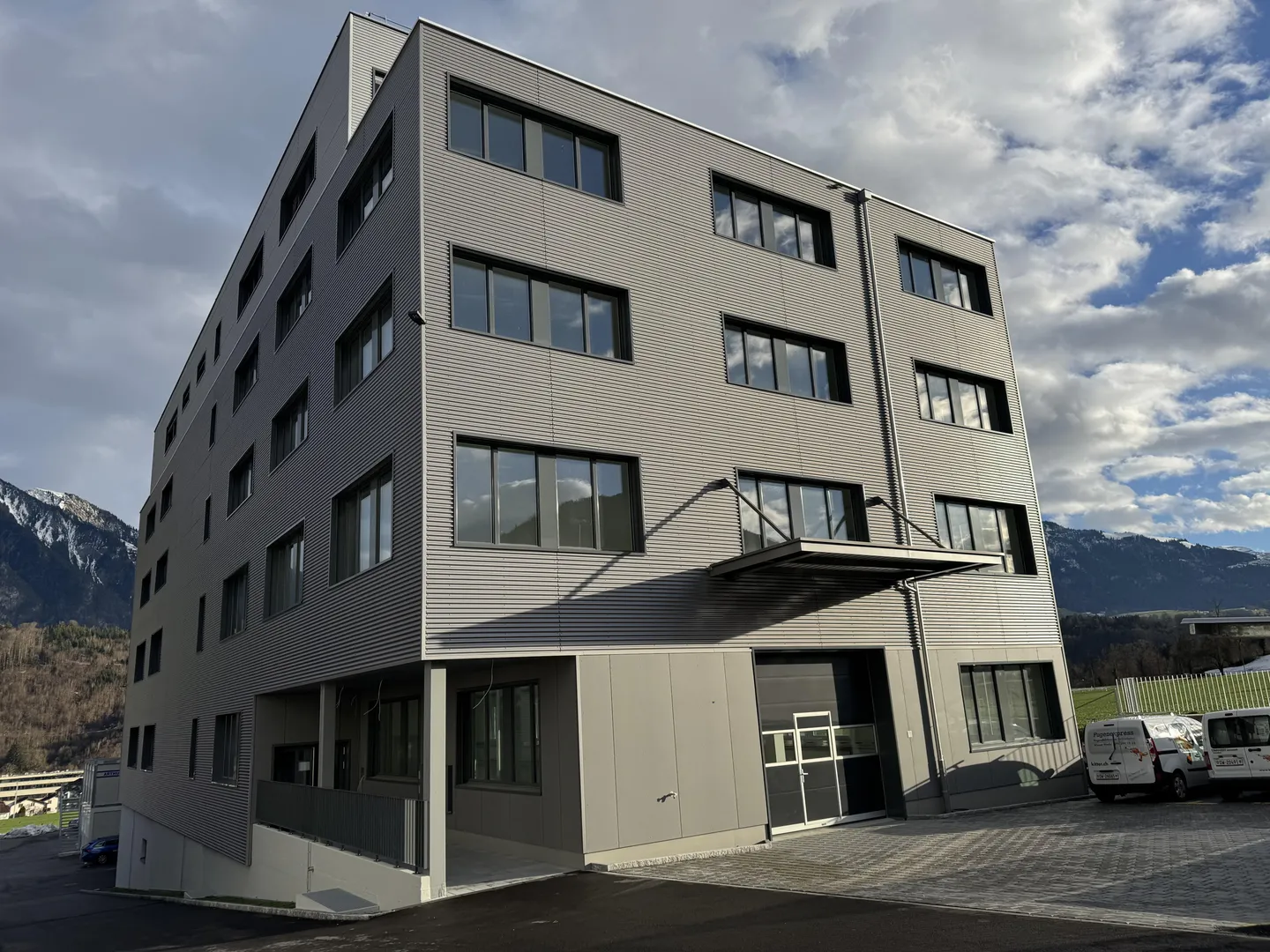 Your Place for Success: Flexible Commercial Spaces in Alpnach - Photo 3 of 4