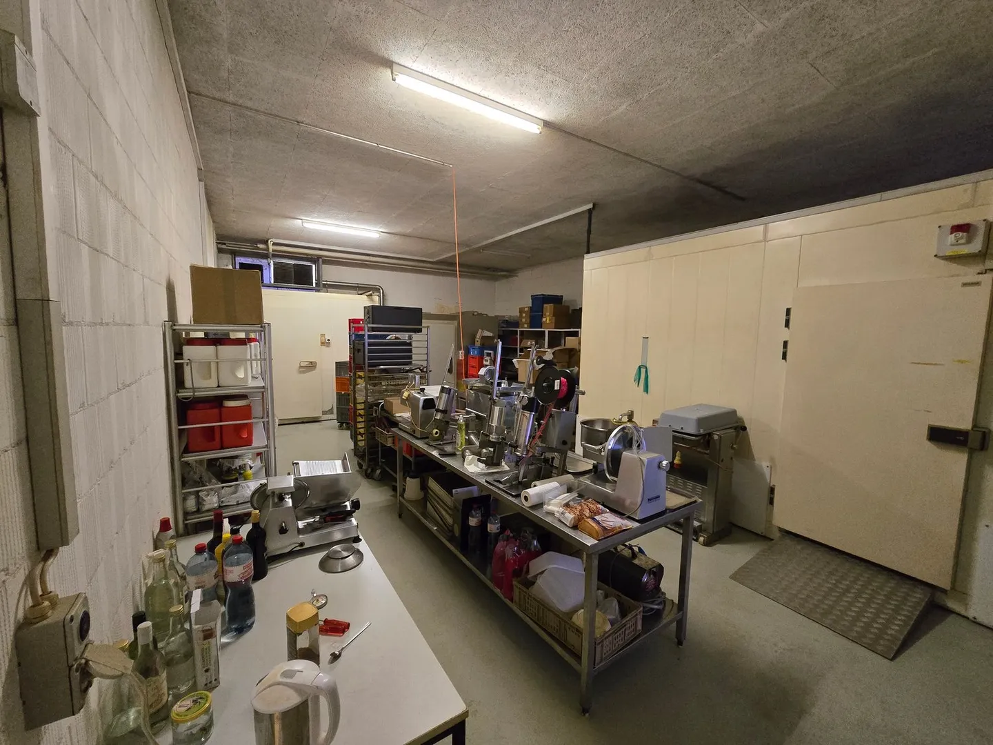 Boucherie entièrement équipée avec espace de vente et surface de stockage - Photo 2 sur 6