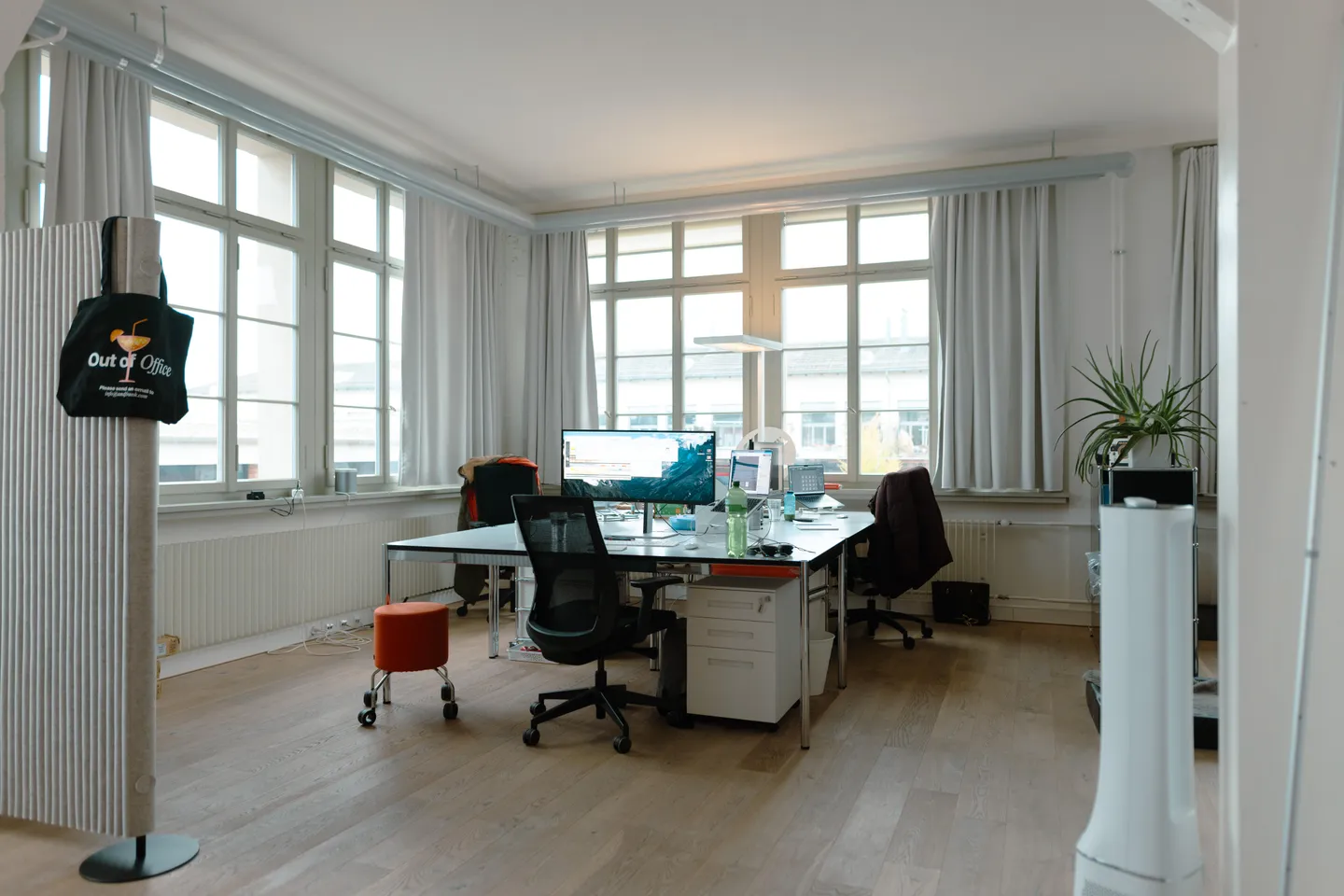 Bureau spacieux et lumineux avec caractère - Photo 3 sur 6