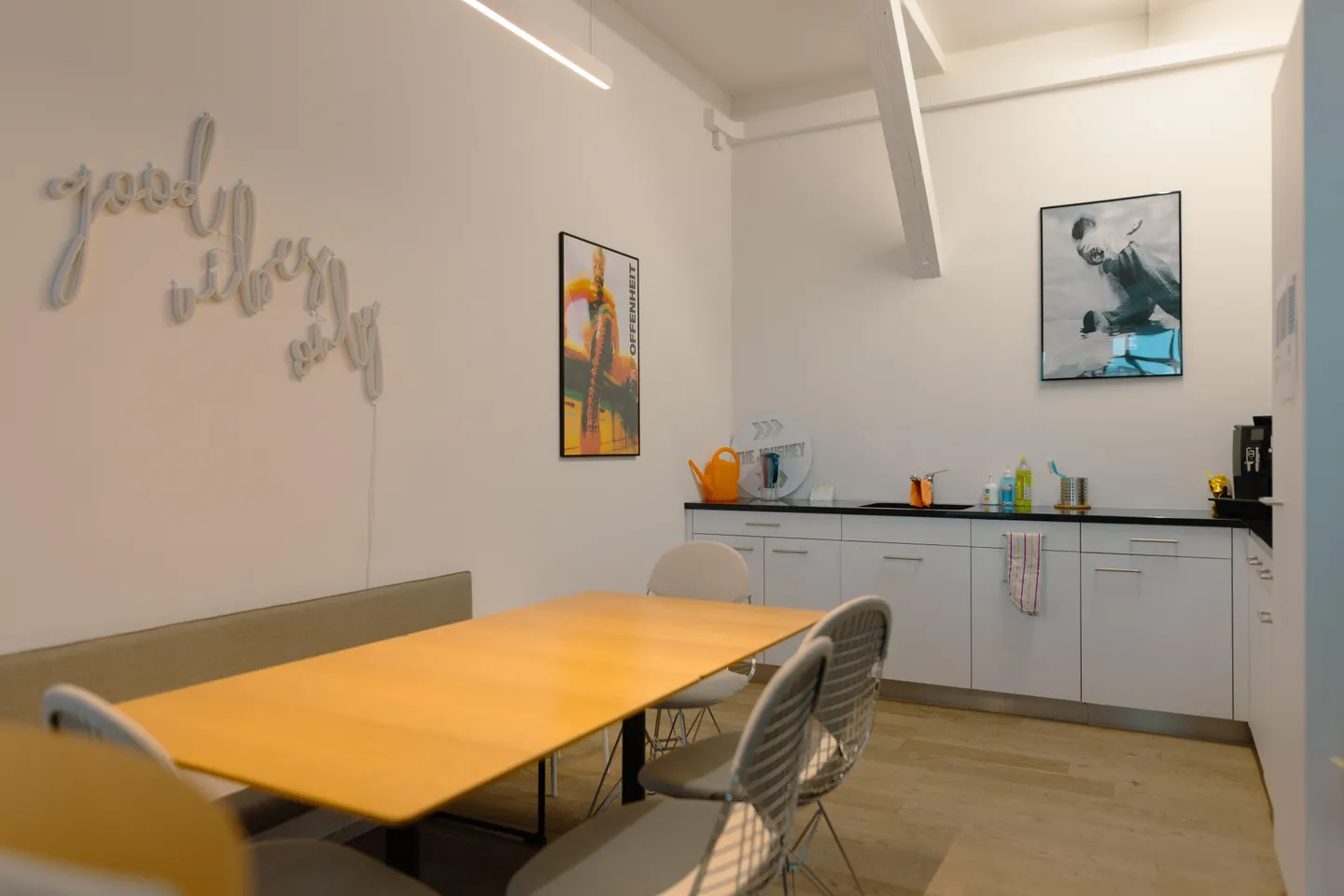 Bureau spacieux et lumineux avec caractère - Photo 5 sur 6
