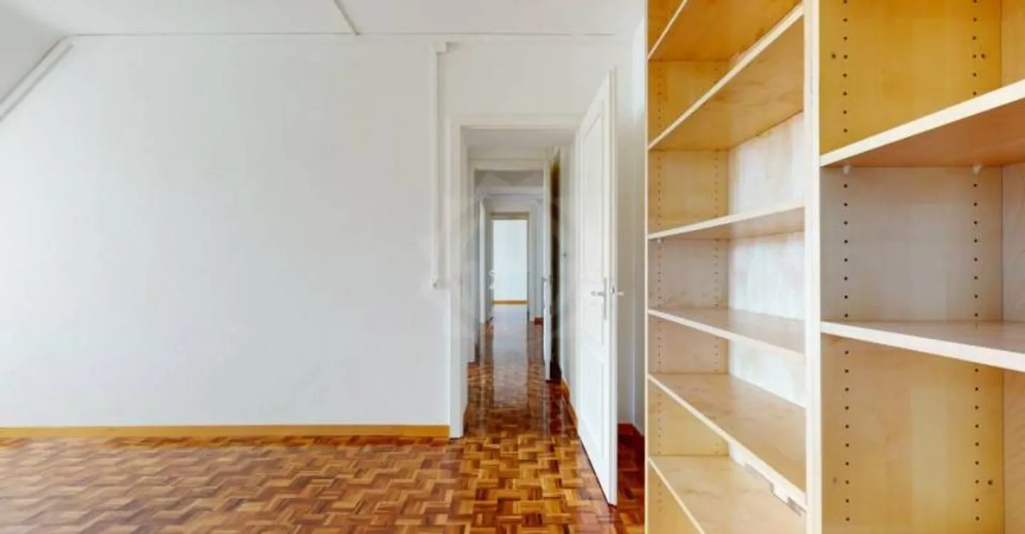 Bureau - Photo 5 of 9