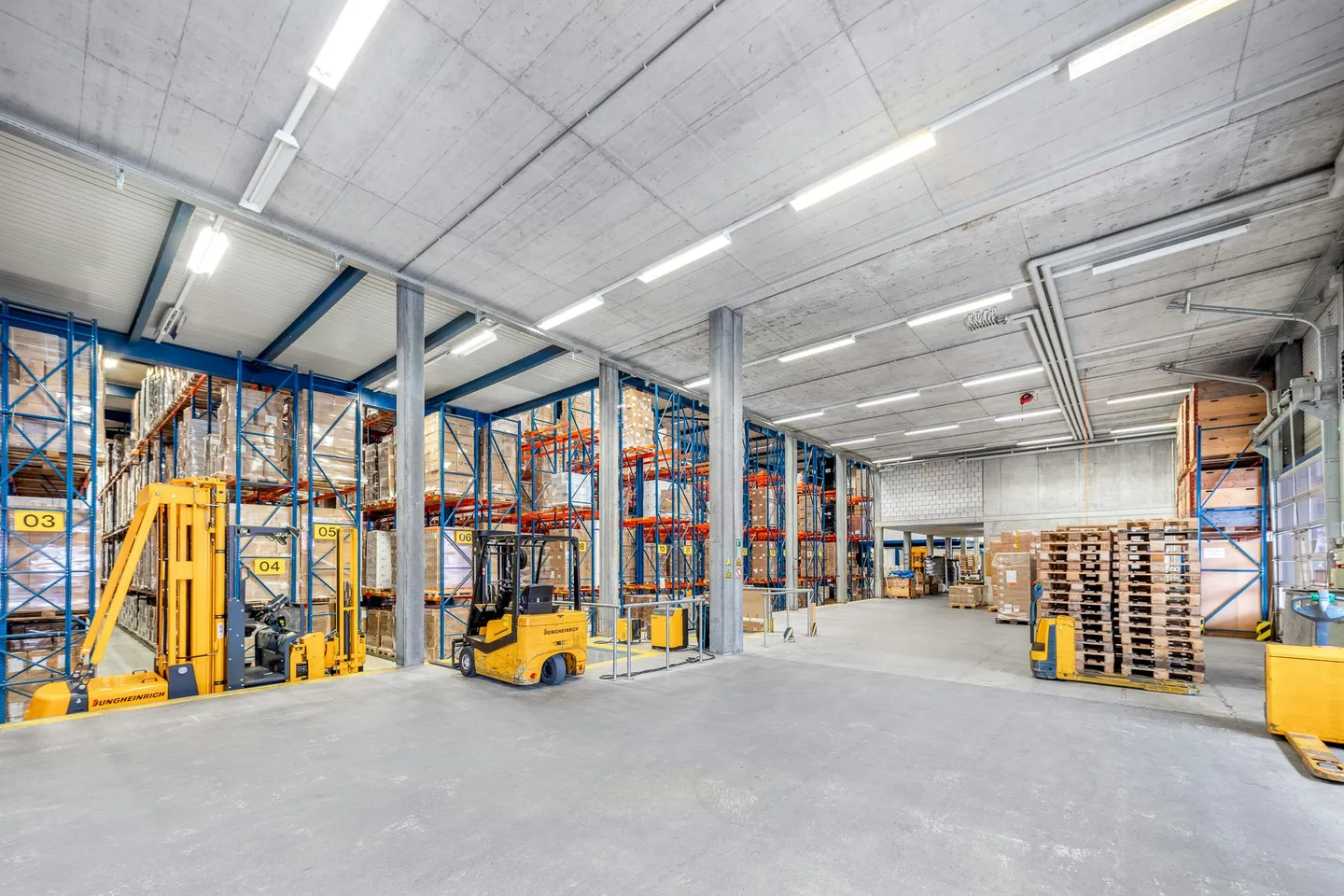 Entrepôt chauffé de 3 200 m² avec rayonnages hauts incluant des chariots élévateurs Jungheinrich et 180 m² d'espace bureau - Photo 2 sur 13