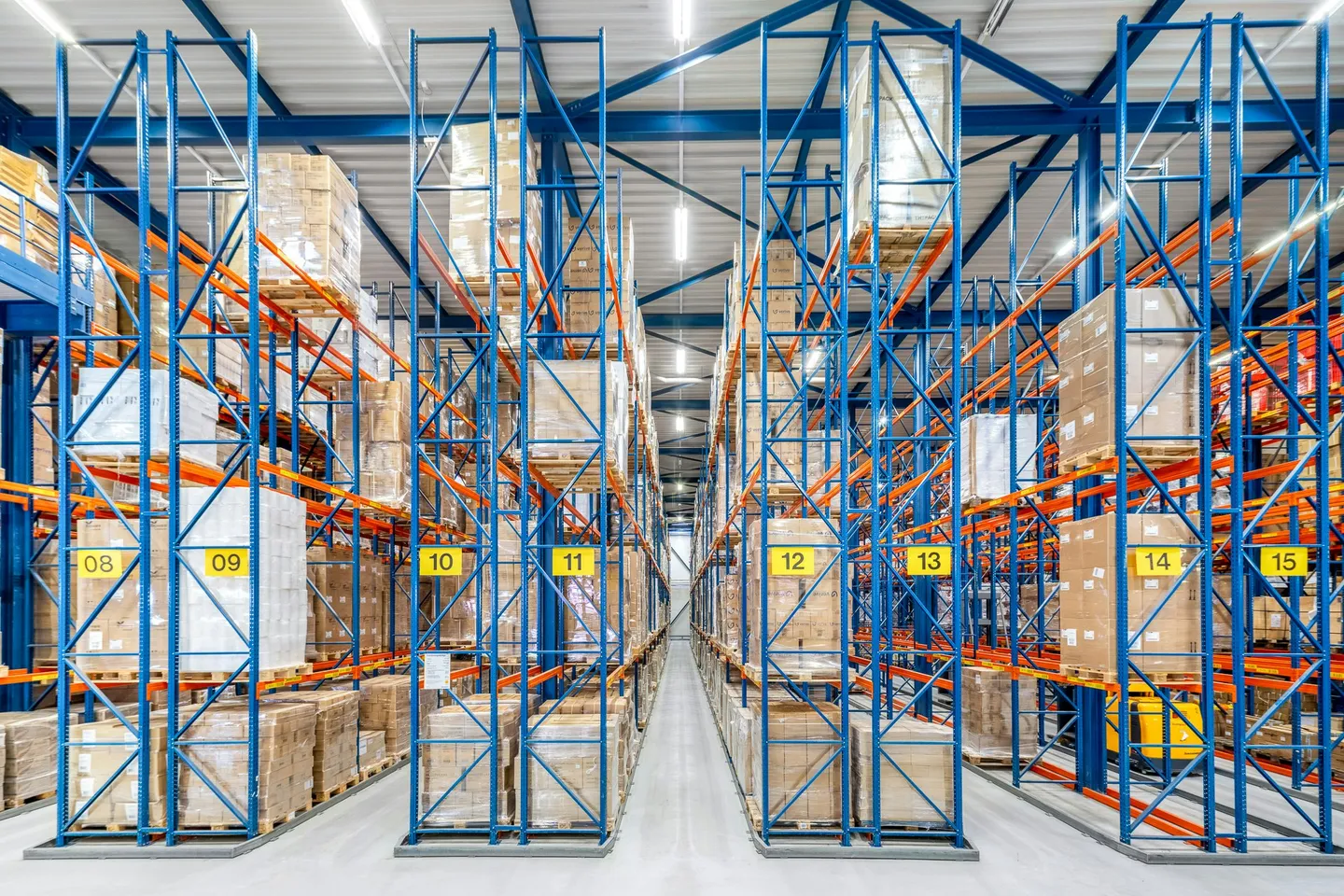 Entrepôt chauffé de 3 200 m² avec rayonnages hauts incluant des chariots élévateurs Jungheinrich et 180 m² d'espace bureau - Photo 1 sur 13