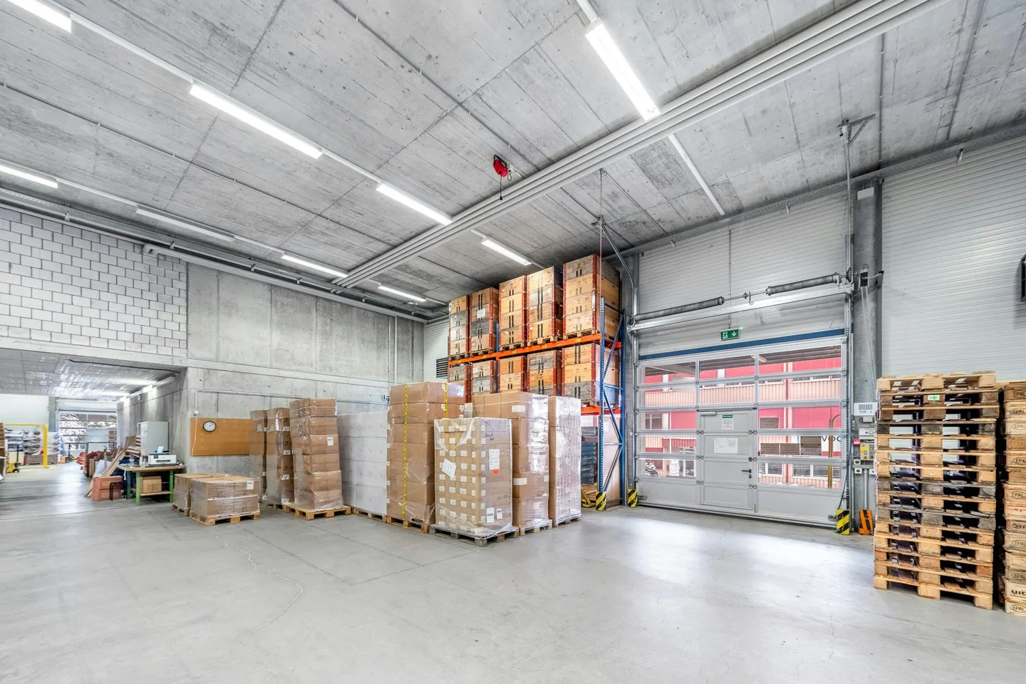 Entrepôt chauffé de 3 200 m² avec rayonnages hauts incluant des chariots élévateurs Jungheinrich et 180 m² d'espace bureau - Photo 3 sur 13