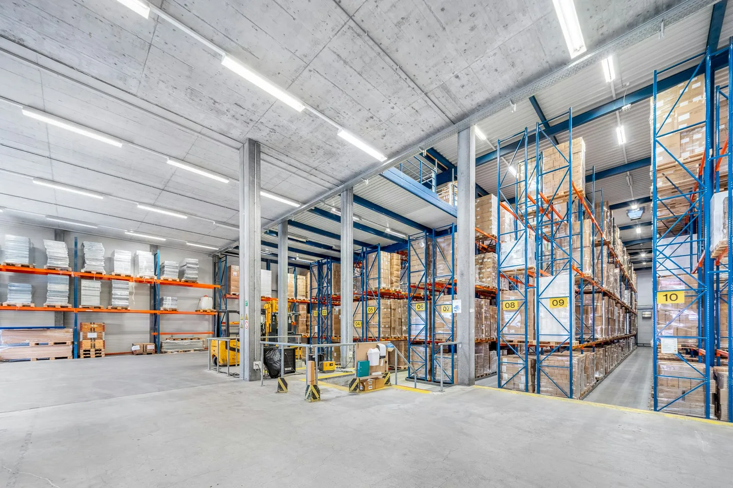 Entrepôt chauffé de 3 200 m² avec rayonnages hauts incluant des chariots élévateurs Jungheinrich et 180 m² d'espace bureau - Photo 4 sur 13