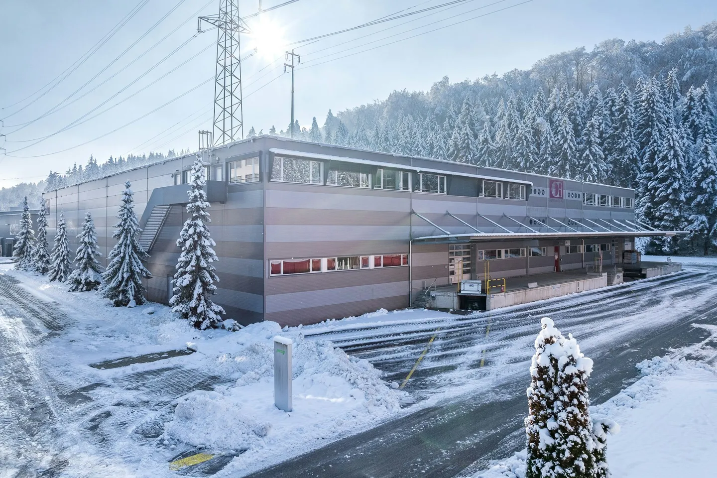Entrepôt chauffé de 3 200 m² avec rayonnages hauts incluant des chariots élévateurs Jungheinrich et 180 m² d'espace bureau - Photo 5 sur 13