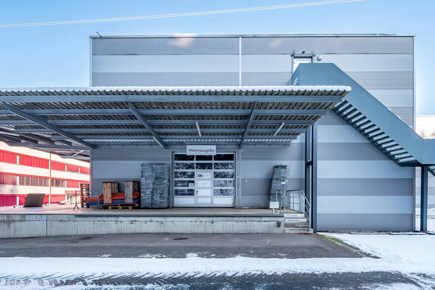 Entrepôt chauffé de 3 200 m² avec rayonnages hauts incluant des chariots élévateurs Jungheinrich et 180 m² d'espace bureau - Photo 7 sur 13
